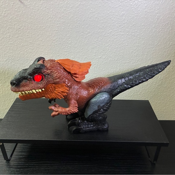 Jurassic World Dominion Uncaged Ultimate Pyroraptor Motion & Sounds Works - Picture 6 of 7